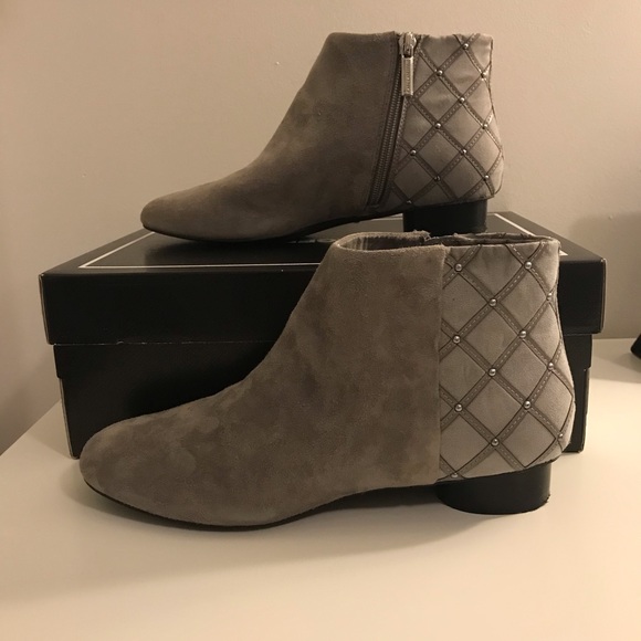 NWOT heeled ankle boots - Picture 1 of 9